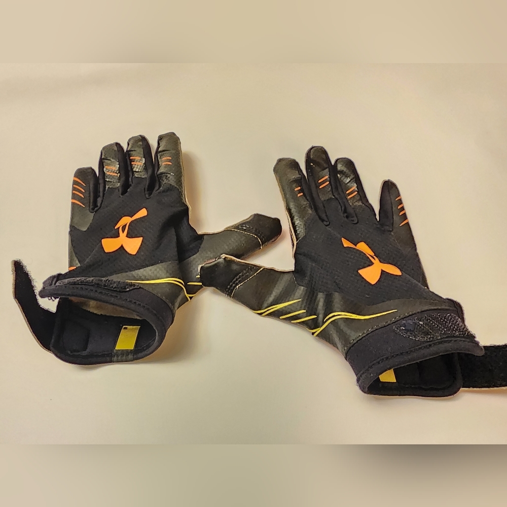 Kids Under Armour Football Gloves. YOUTH LARGE